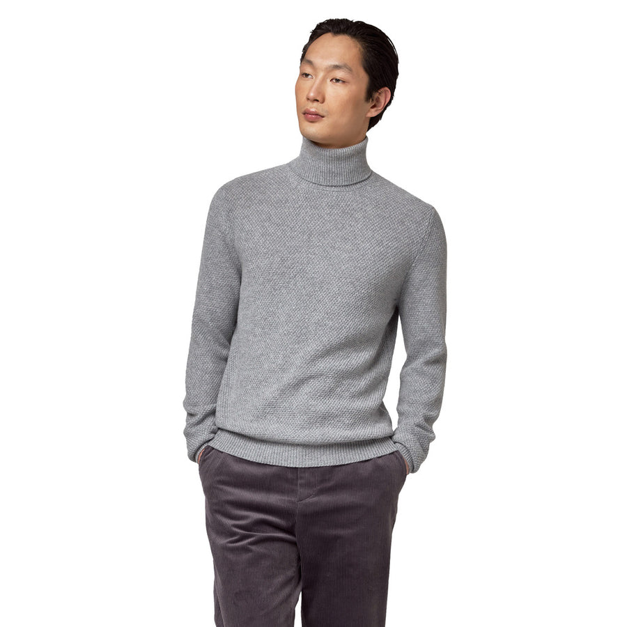 Alpha Studio – grey cashmere rice-grain turtleneck sweater – front view styled with dark trousers