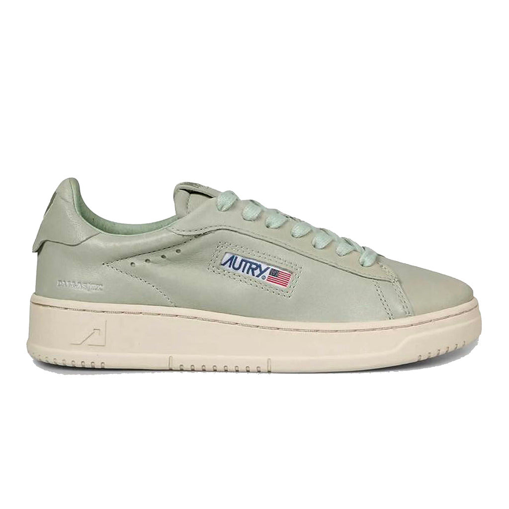 Autry – Dallas sneakers – Pale green sneaker in side view with matching laces