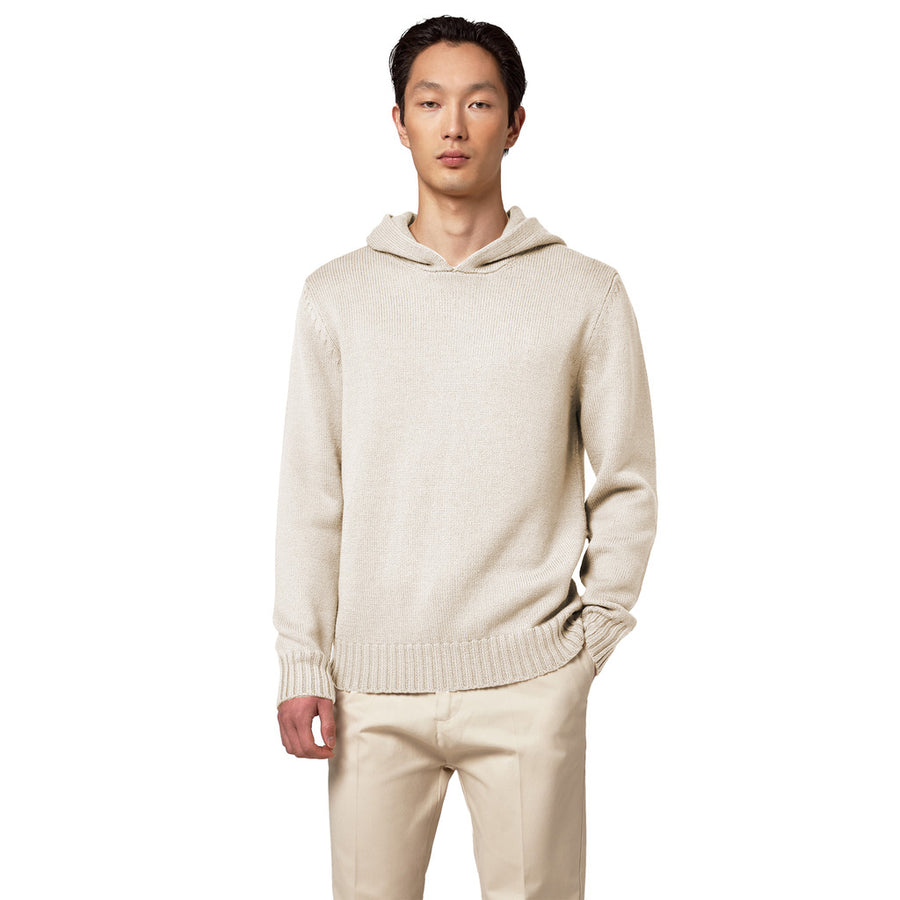 Alpha Studio – heavy merino wool hooded sweater in white – front view worn by model