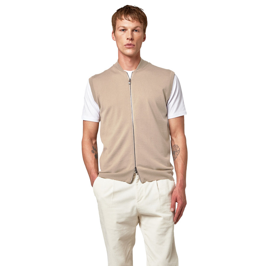 Alpha Studio – beige merino wool bomber vest – front view on model