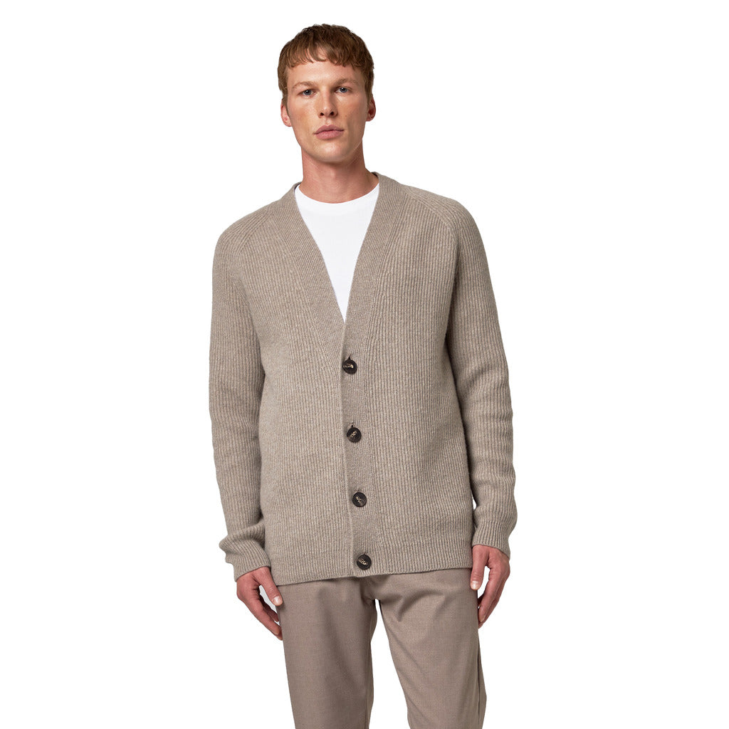 Alpha Studio – grey ribbed cashmere cardigan – front view worn by model with buttons