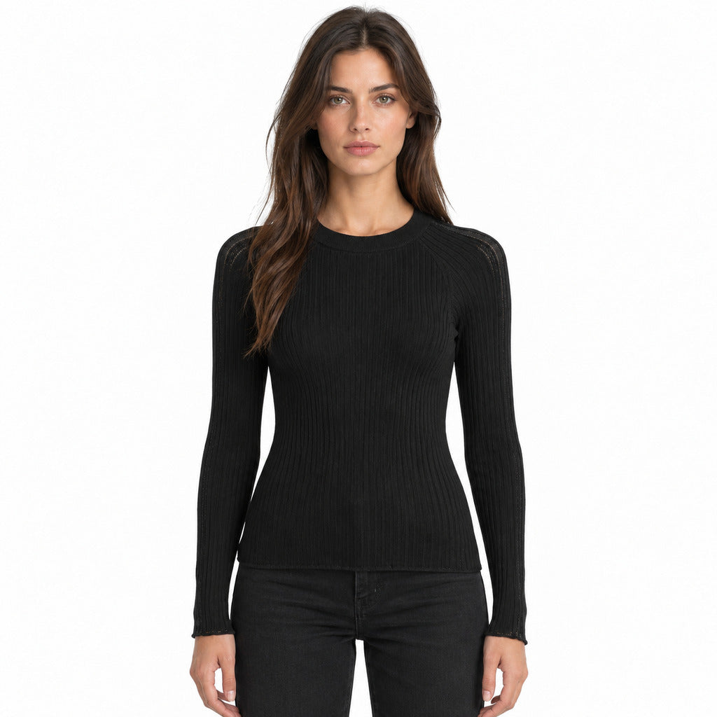 Anna Molinari – fitted black ribbed long-sleeve top – model shown from front
