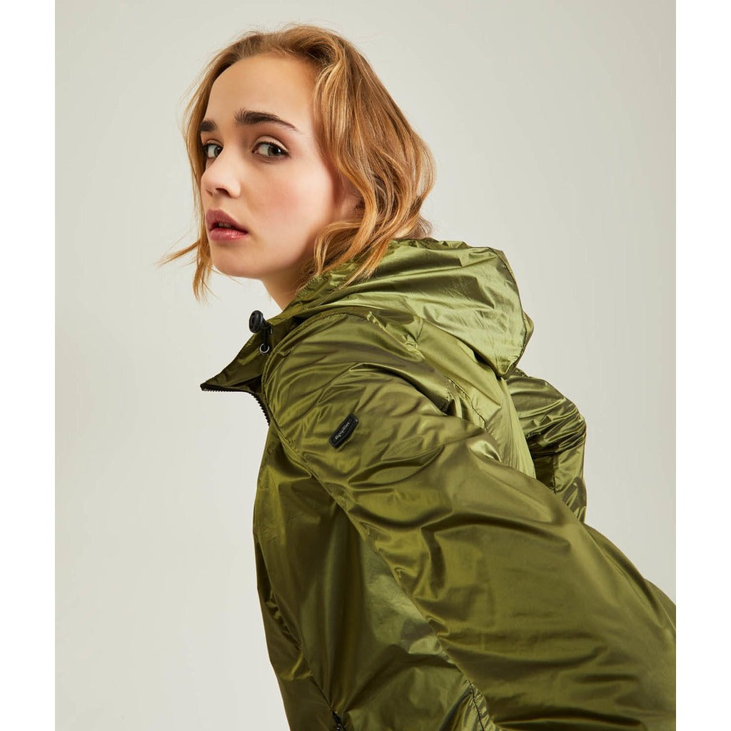 Refrigiwear – W09300_RA0037-E02870 Diann Jacket – close-up of shiny fabric and hood