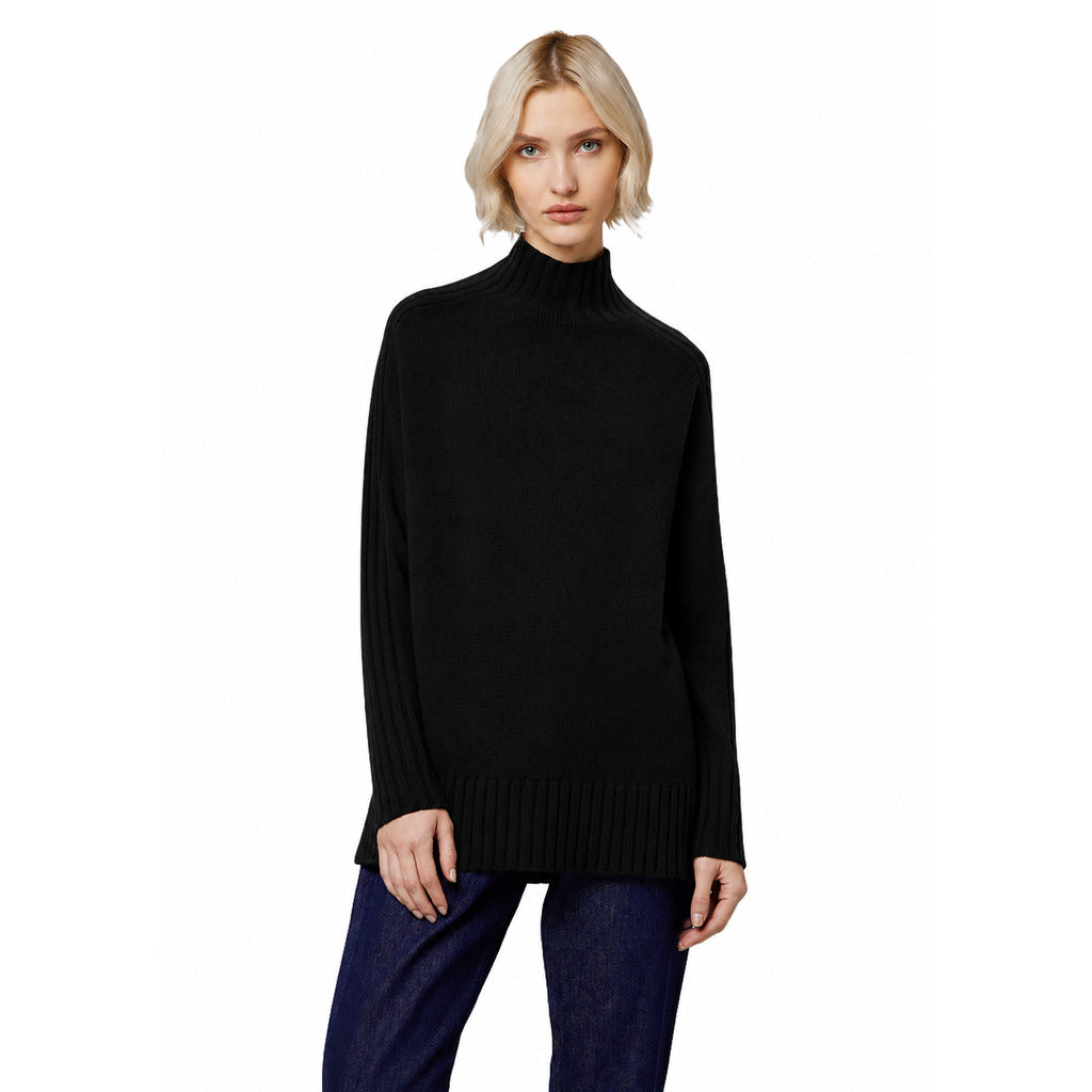Alpha Studio – black cashmere ribbed turtleneck sweater – worn by model with blue jeans