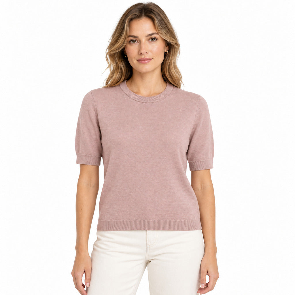 Anna Molinari – powder pink short-sleeve knit top – model wearing it from the front