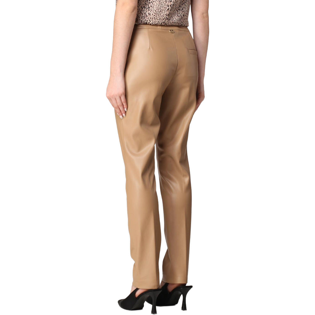 Twinset – beige faux leather trousers – rear three-quarter view with back pocket and black heels