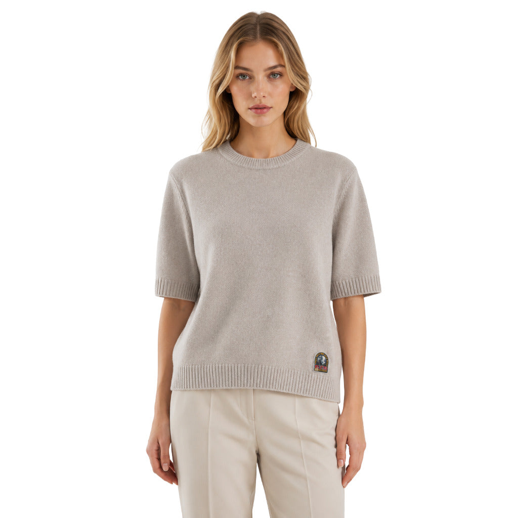Parajumpers – grey short-sleeve crew-neck sweater – front view worn with cream trousers