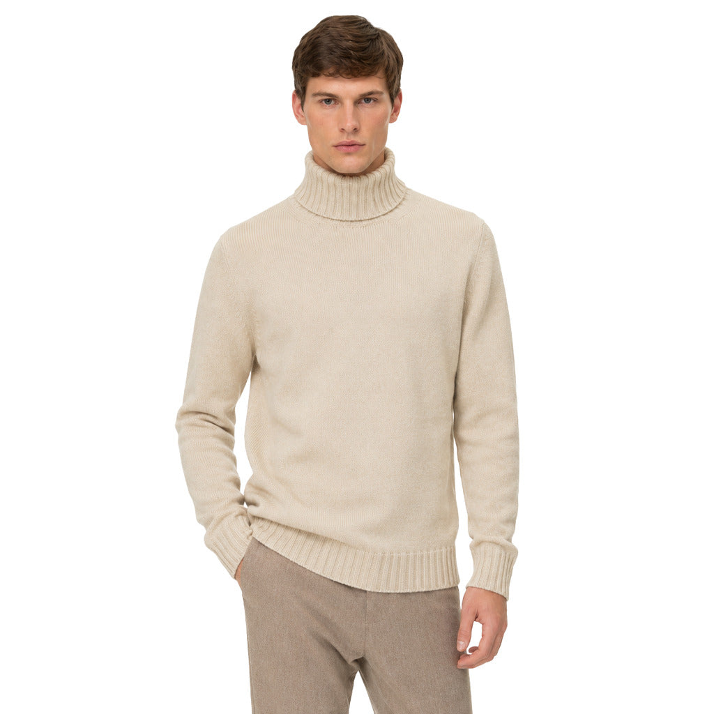 Alpha Studio – beige merino wool roll-neck sweater – worn front view on model