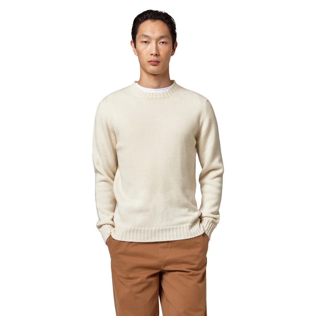 Alpha Studio – Nuvola cashmere crew-neck sweater – cream front view worn with trousers