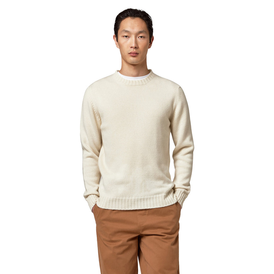 Alpha Studio – Nuvola cashmere crew-neck sweater – cream front view worn with trousers