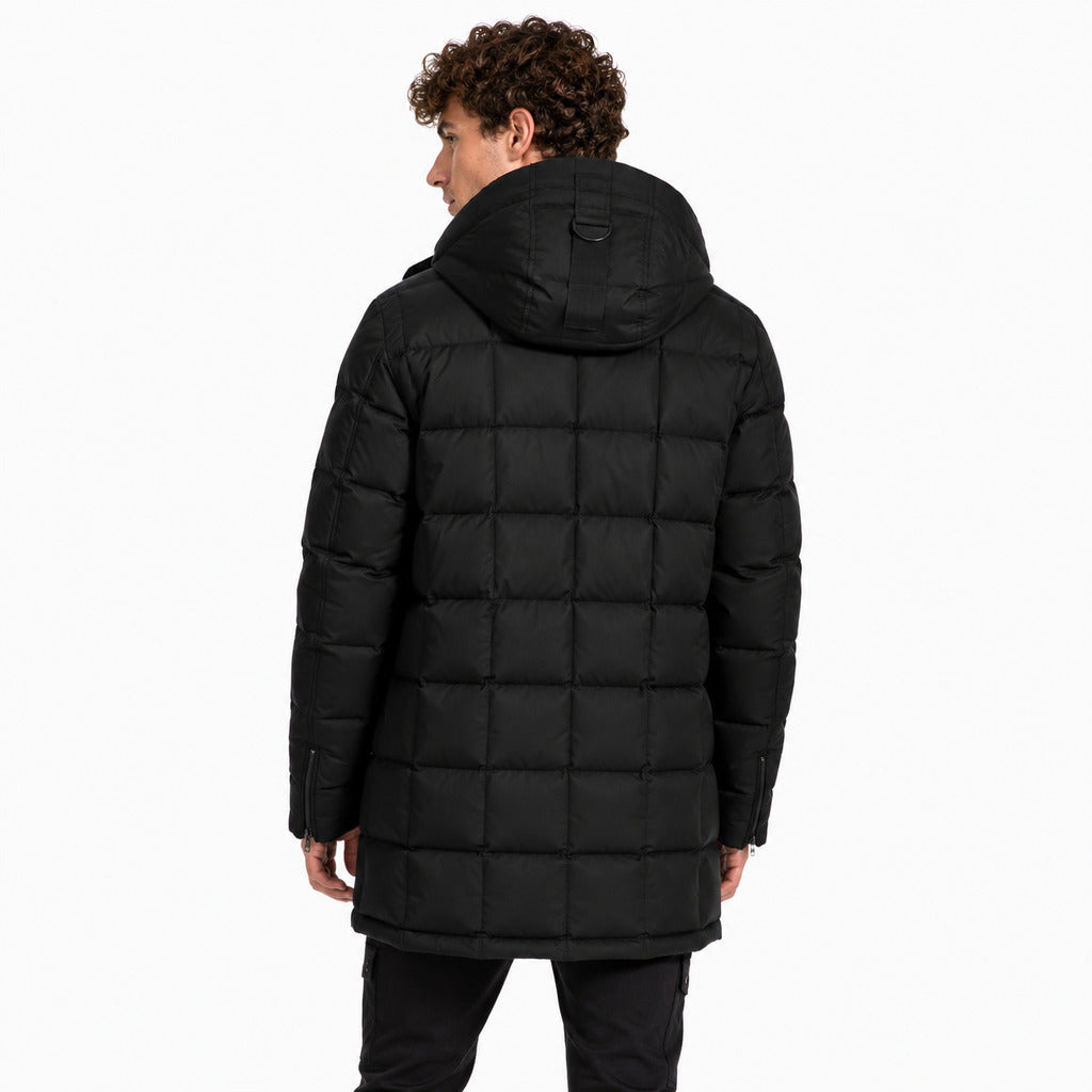 Moose Knuckles – black quilted jacket with hood – model wearing it from behind