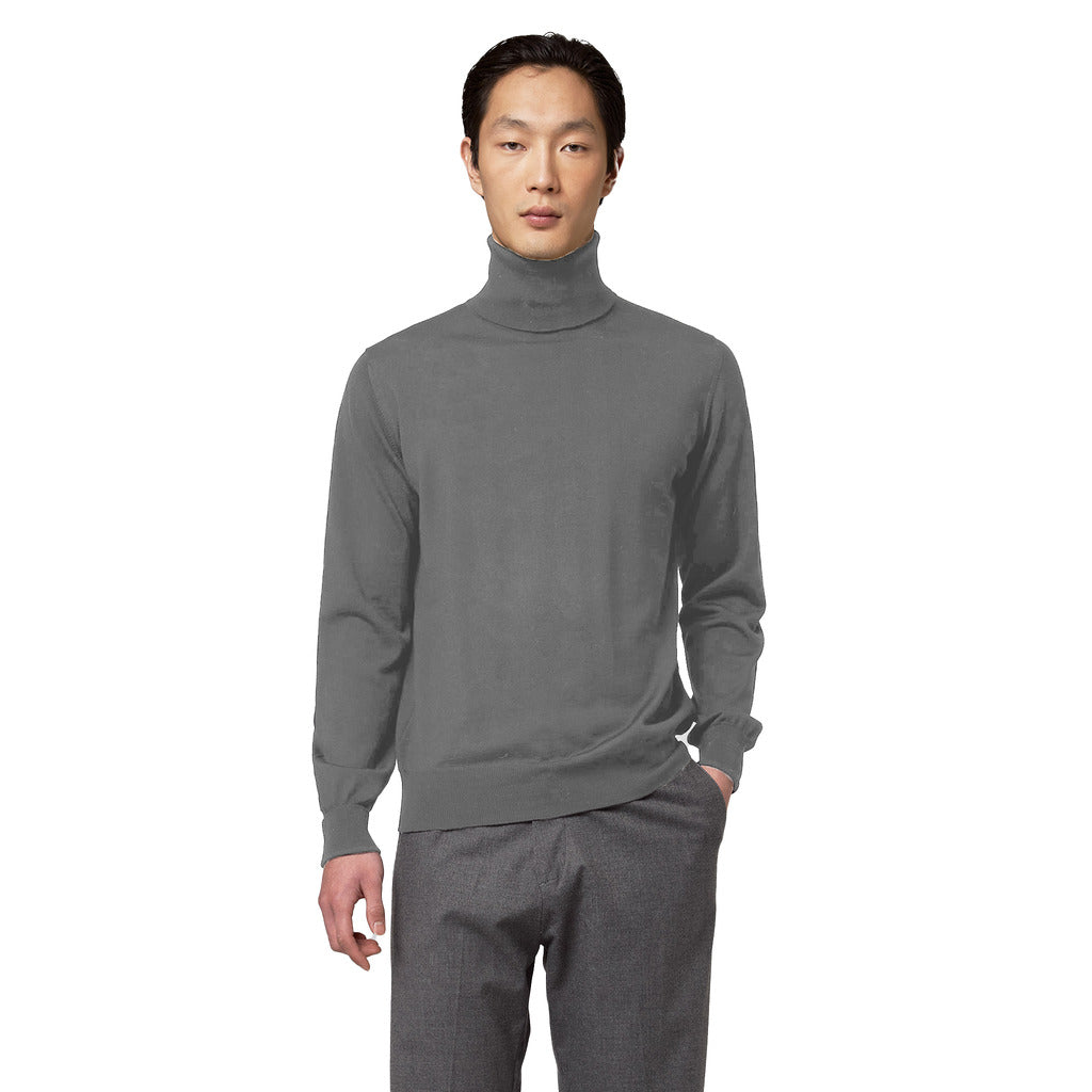 Alpha Studio – Cherry merino wool turtleneck sweater – front view worn by model in gray