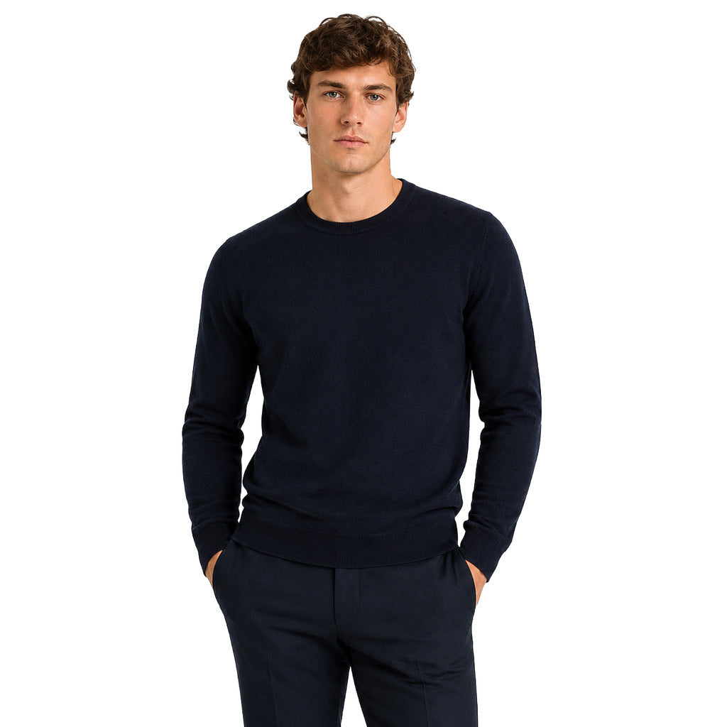 Alpha Studio – navy merino wool crew-neck sweater – model wearing it, front view