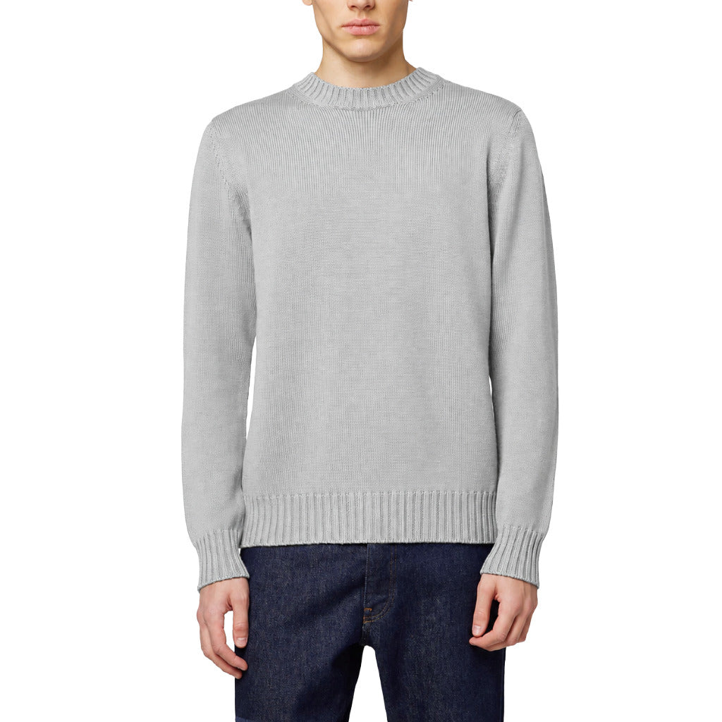 Alpha Studio – Nuvola cashmere crew-neck sweater – grey front view worn with jeans