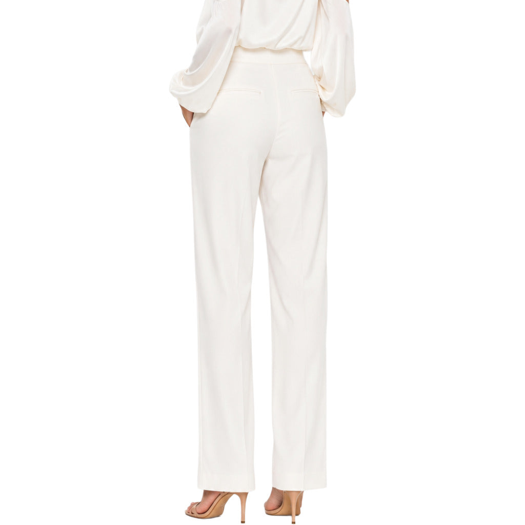 Patrizia Pepe – Lilac-gray straight-leg trousers – Back view worn with rear pockets visible