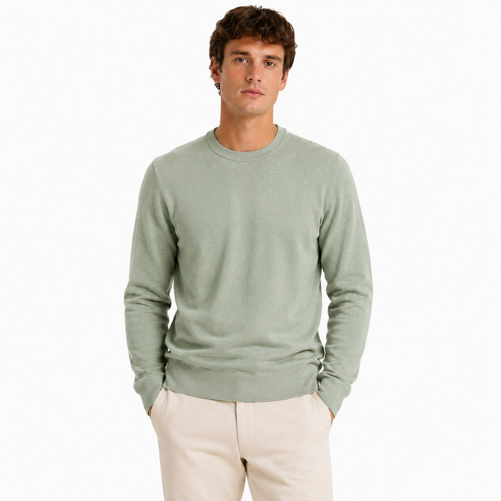 Alpha Studio – green long-sleeve sweater with crew neck – model wearing front view