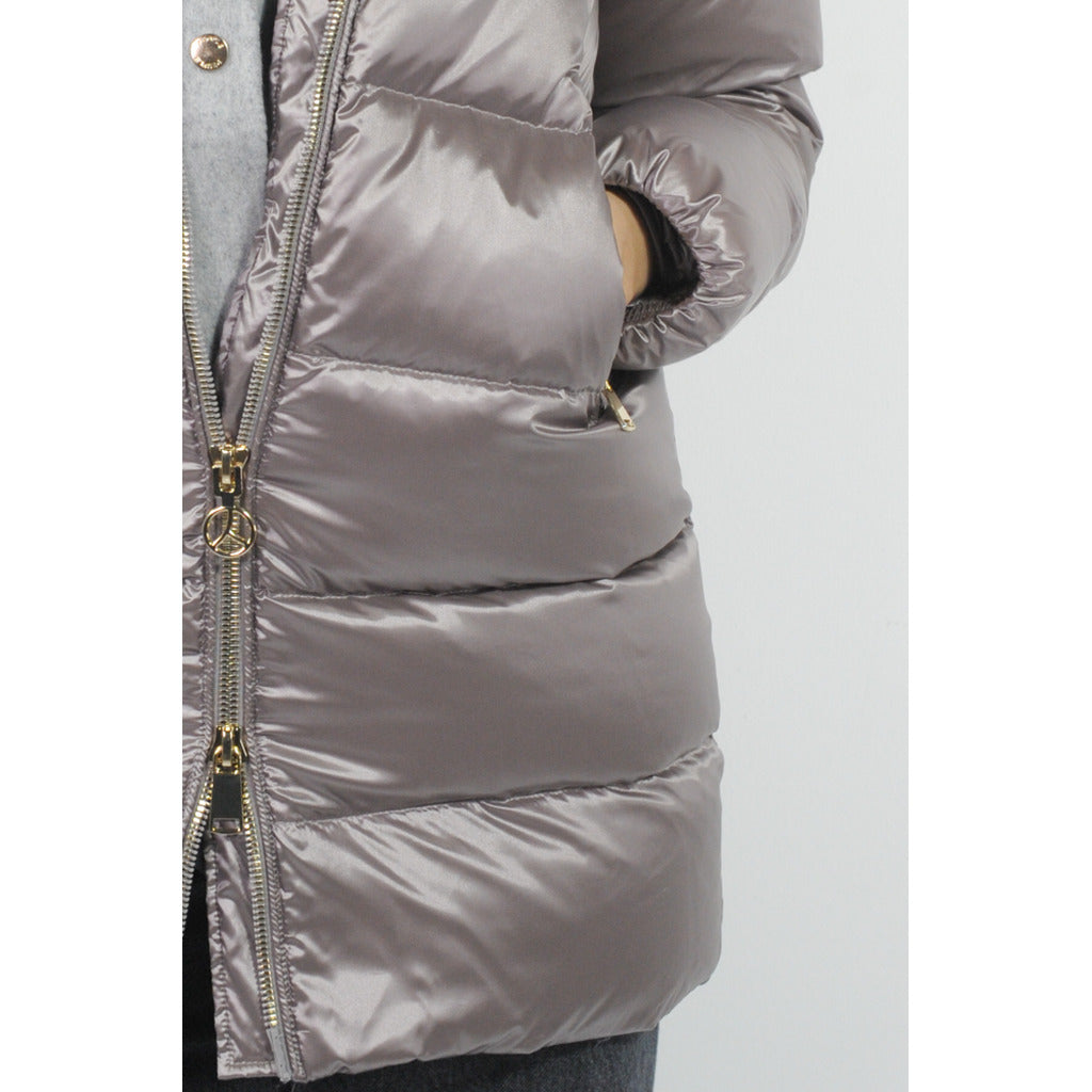 People Of Shibuya – Usagi_pm839-920 Down Jacket in Grey – close-up of pocket and gold zip