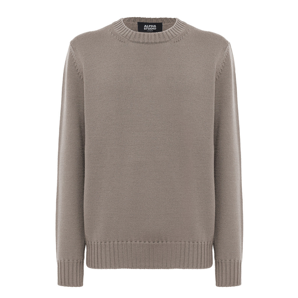 Alpha Studio – Nuvola cashmere crew-neck sweater – front view in beige with label visible