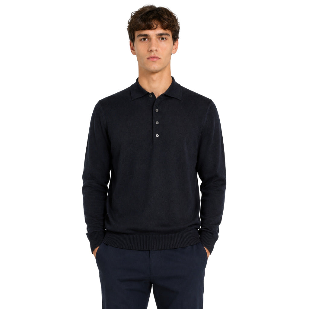Alpha Studio – navy long-sleeve polo shirt – model wearing it from the front