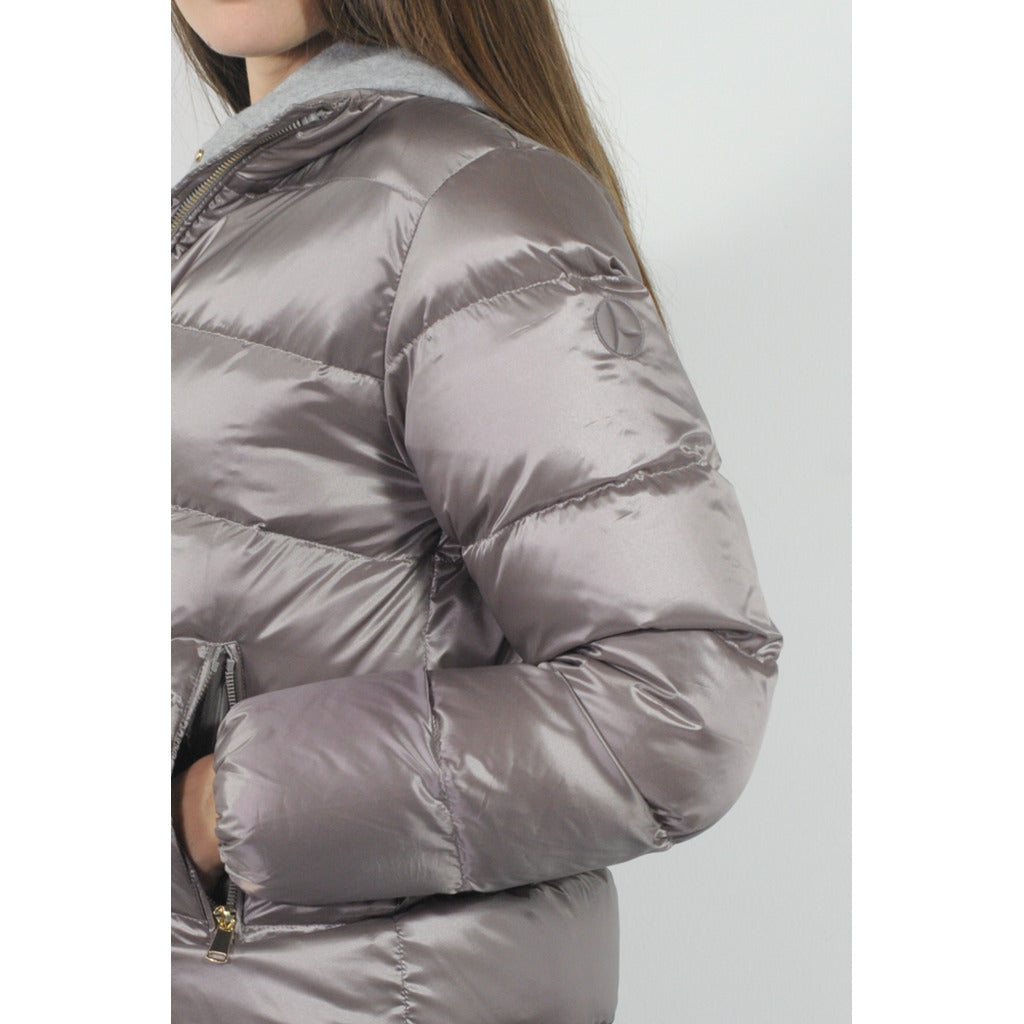 People Of Shibuya – Usagi_pm839-920 Down Jacket in Grey – close-up of quilted sleeve and hood