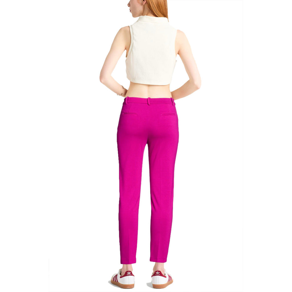 Pinko – Bello purple trousers – model wearing them from the back
