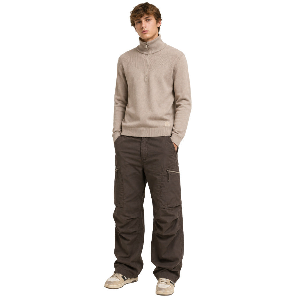 Parajumpers – Bernthal cargo trousers in charcoal grey – male model wearing them with beige sweater