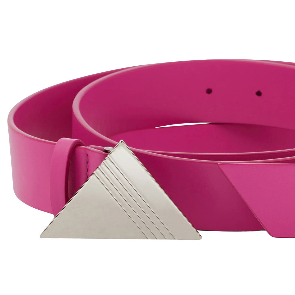 The Attico – fuchsia leather belt with triangular buckle – close-up of buckle and belt holes