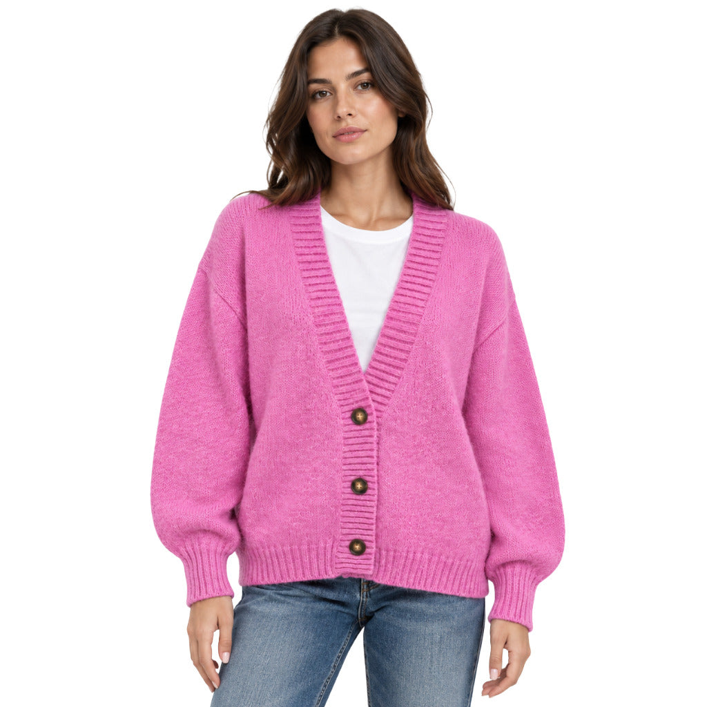 Anna Molinari – pink long-sleeve cardigan – model wearing it with jeans