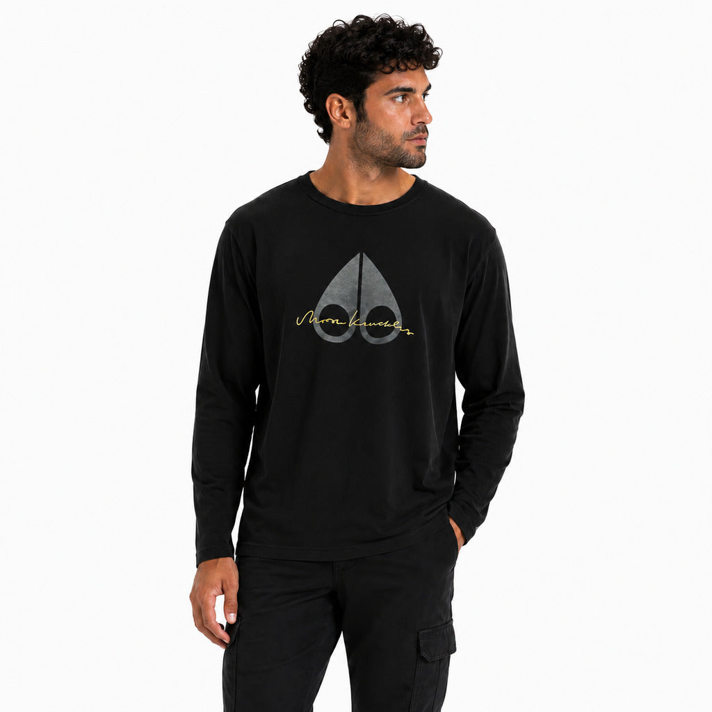 Moose Knuckles – Dalton long-sleeve T-shirt in black – model wearing it, front view with chest graphic