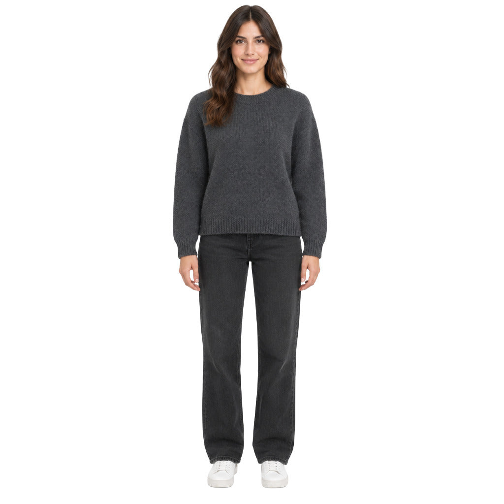 Anna Molinari – anthracite wool crew-neck sweater – model wearing it with dark jeans