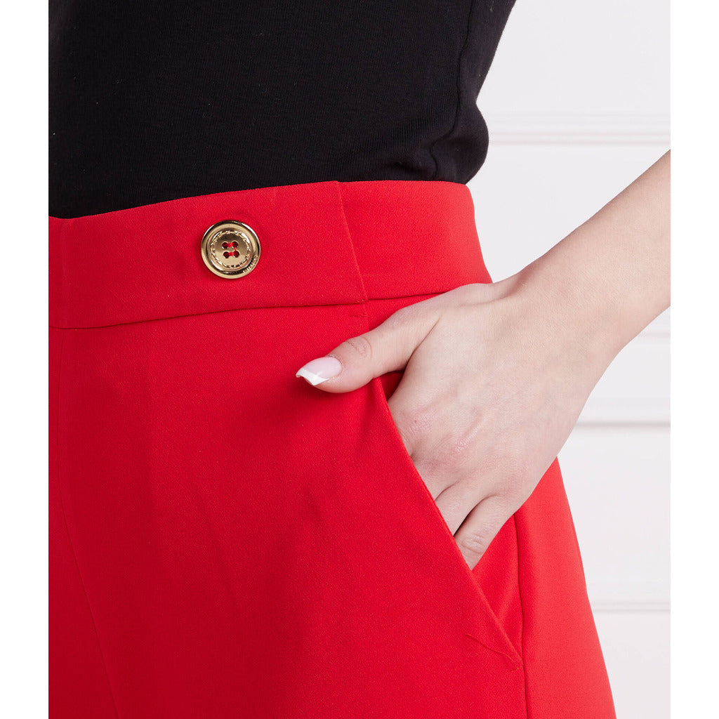 Pinko – Sbozzare red trousers – close-up of a gold button and side pocket