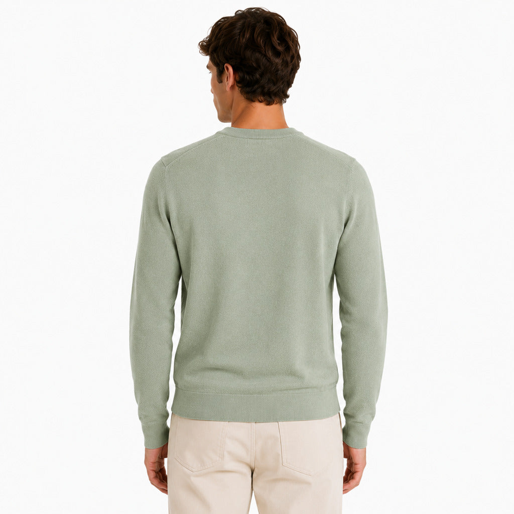 Alpha Studio – green long-sleeve sweater with crew neck – model wearing back view