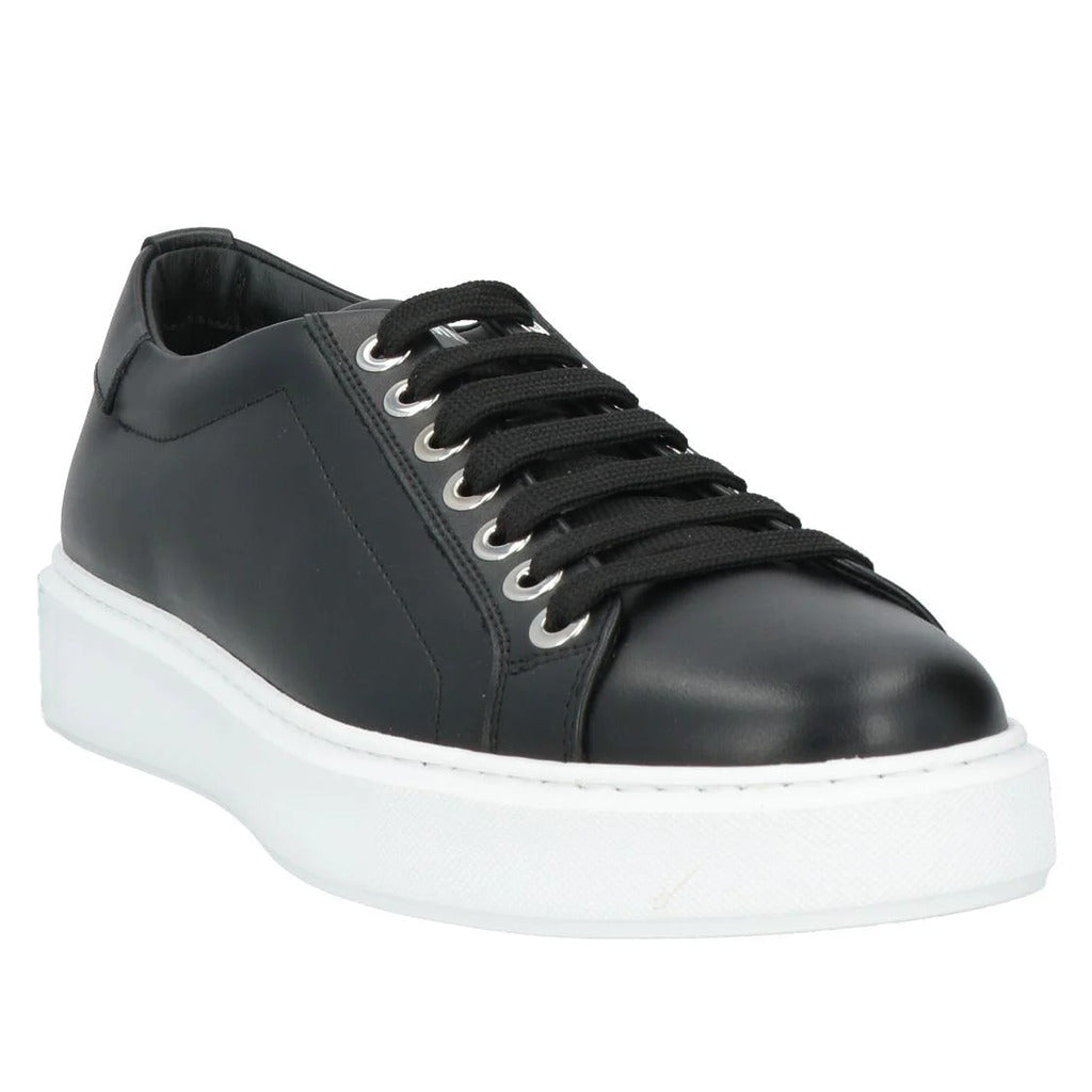 Les Hommes – M Tesinice Low-Top Sneakers in Black – Front three-quarter view showing laces and thick white sole