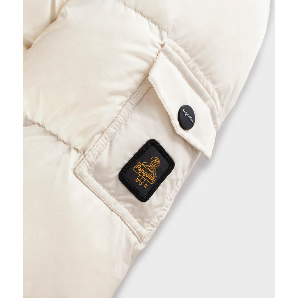 Refrigiwear – Lady Long Hunter Down Jacket in Nylon – close-up sleeve label and snap button