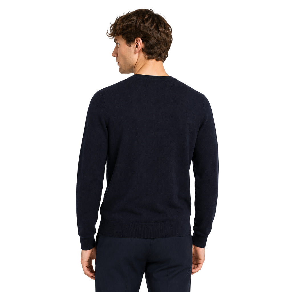 Alpha Studio – navy merino wool crew-neck sweater – model wearing it, rear view