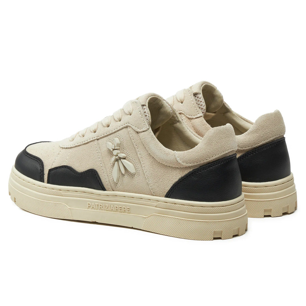 Patrizia Pepe – Beige suede sneakers with black panels – rear three-quarter view showing black heel panels