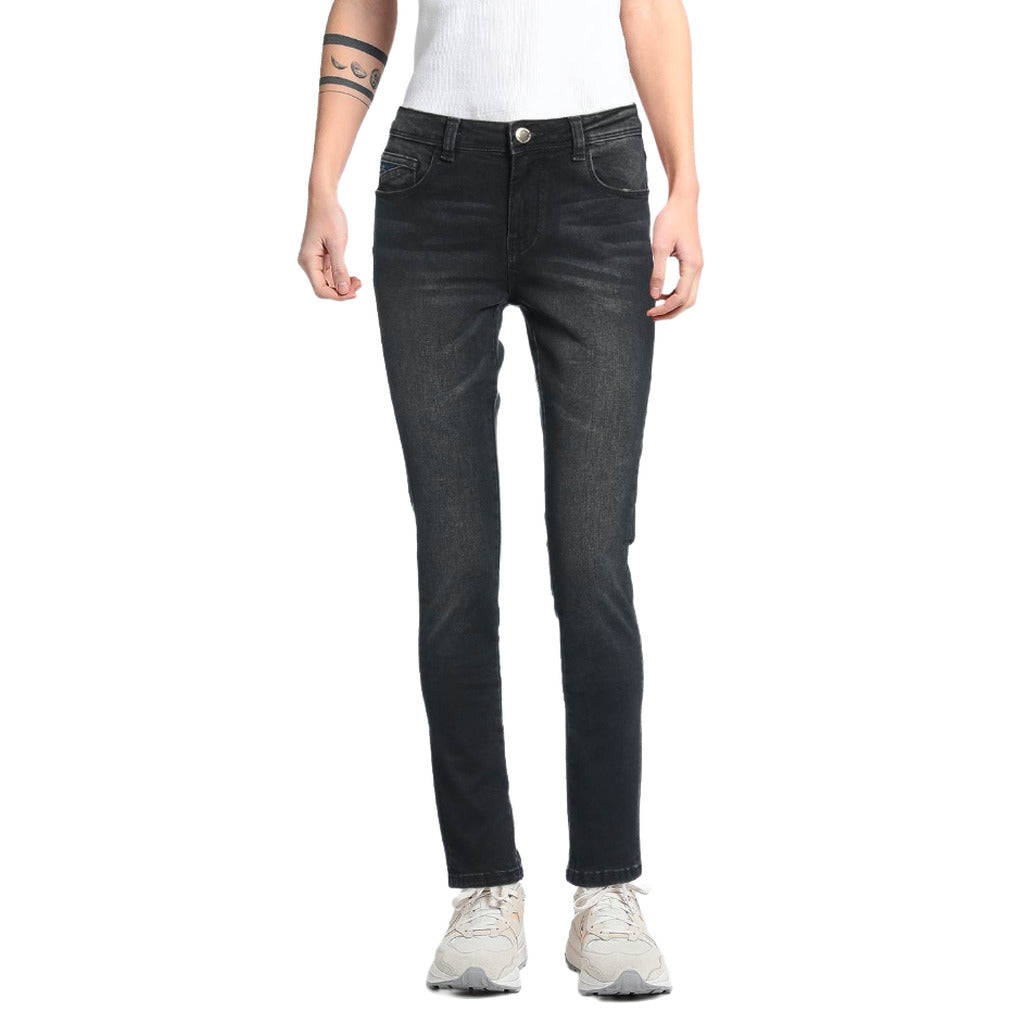 Yes Zee – black skinny jeans – front view worn by model