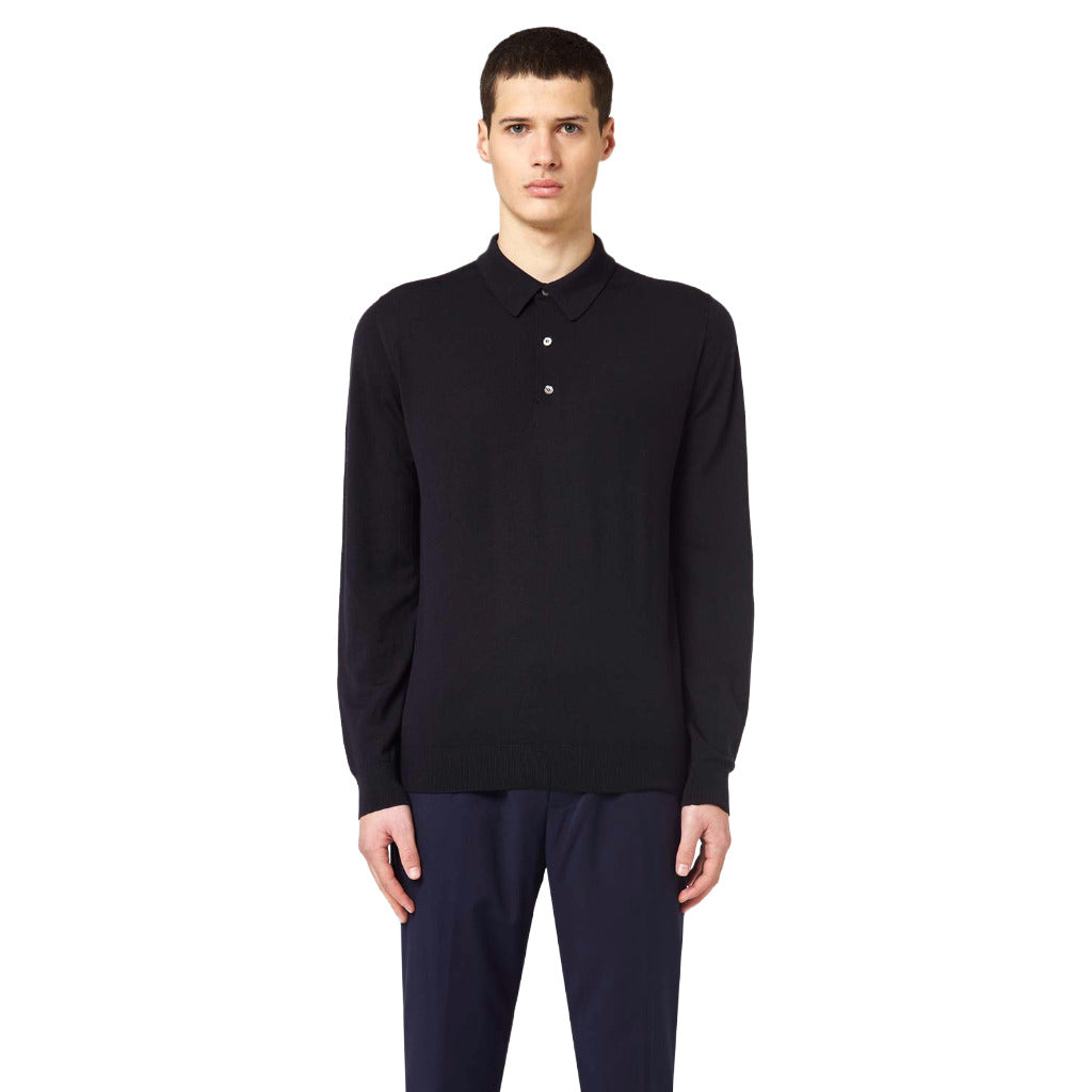 Alpha Studio – blue merino wool polo sweater – model wearing it with dark trousers