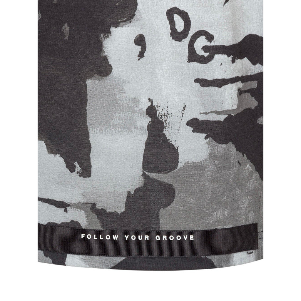 Dolce & Gabbana – DG Cotton T-Shirt – close-up of camouflage fabric and hem text