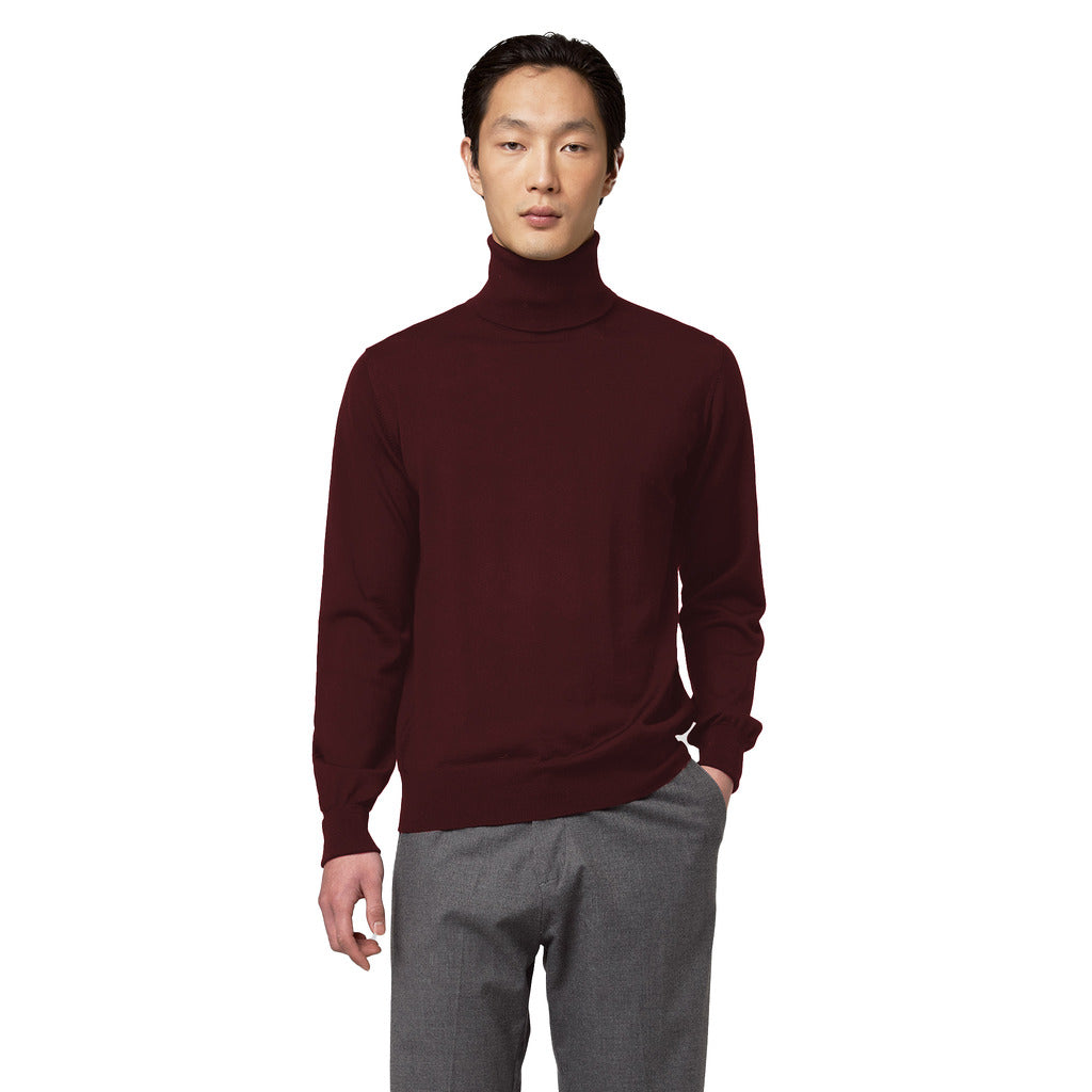 Alpha Studio – Cherry merino wool turtleneck sweater – front view worn by model in burgundy