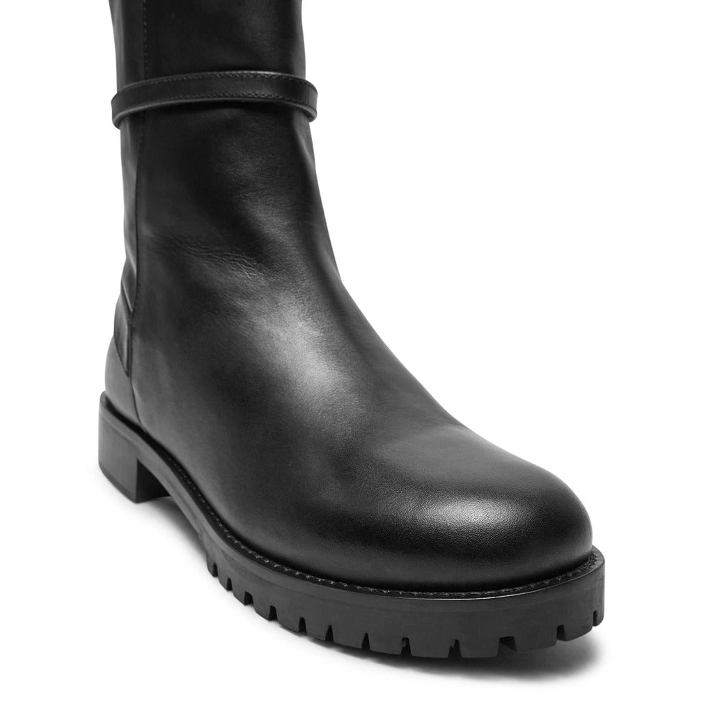 Patrizia Pepe – black calfskin ankle boots – close-up of rounded toe and treaded sole