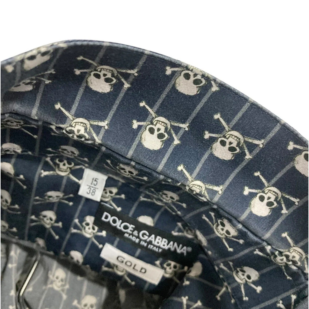 Dolce & Gabbana – blue skull-print shirt – close-up of collar and brand label