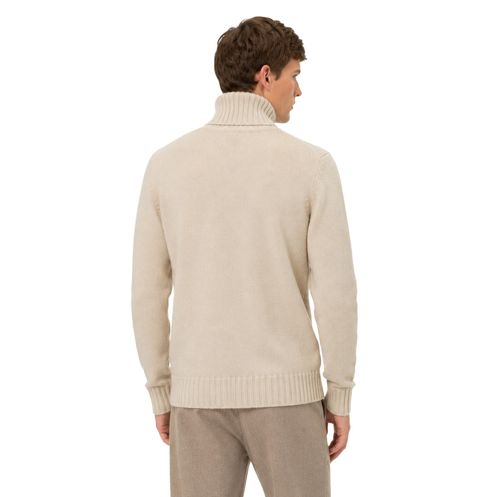 Alpha Studio – beige merino wool roll-neck sweater – worn back view on model