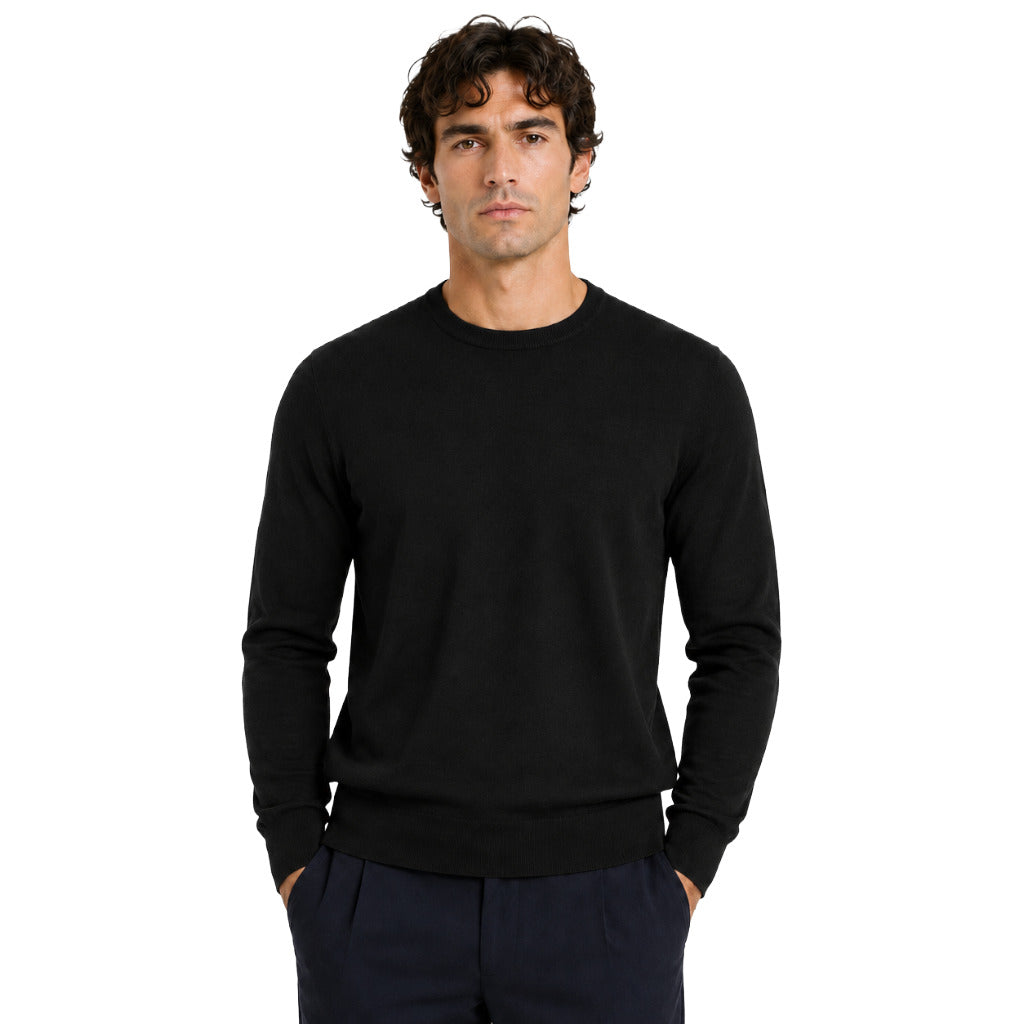 Alpha Studio – merino crew-neck sweater in black – worn front view on model