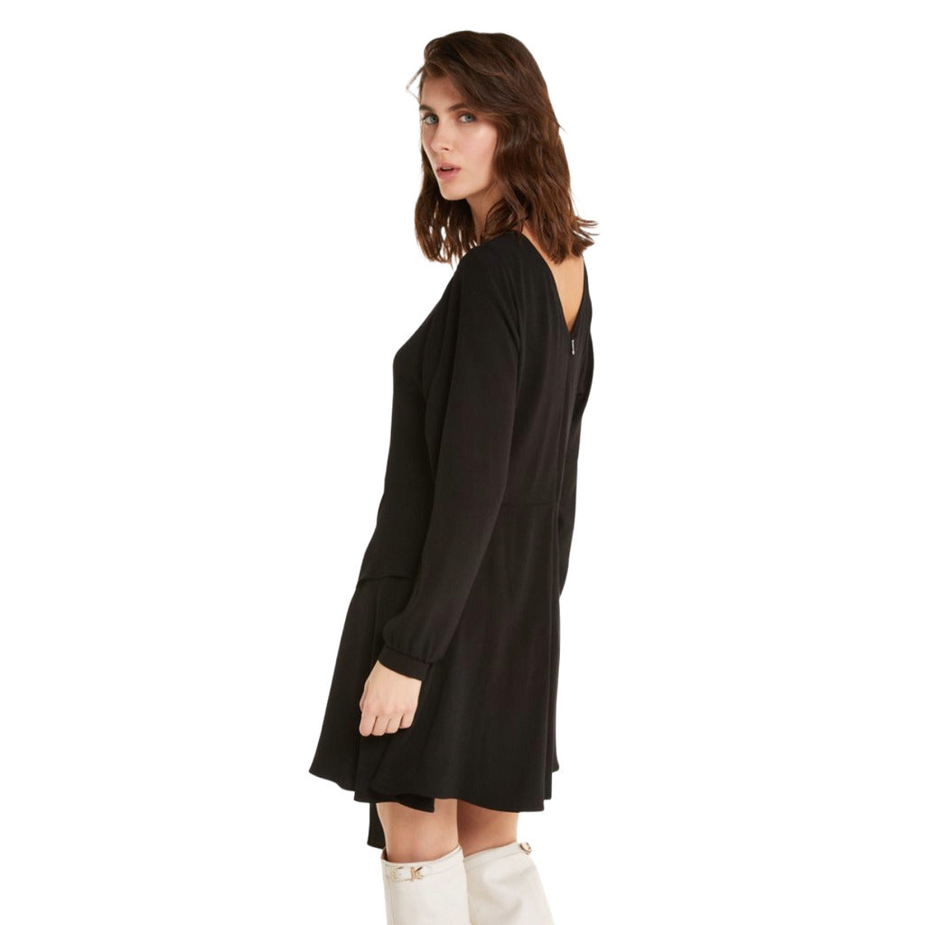 Patrizia Pepe – black dress with waist bow – side view showing the back neckline