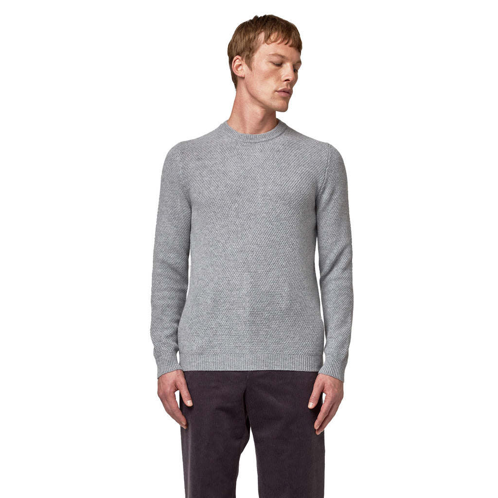 Alpha Studio – Grey cashmere crewneck sweater – front view worn by male model