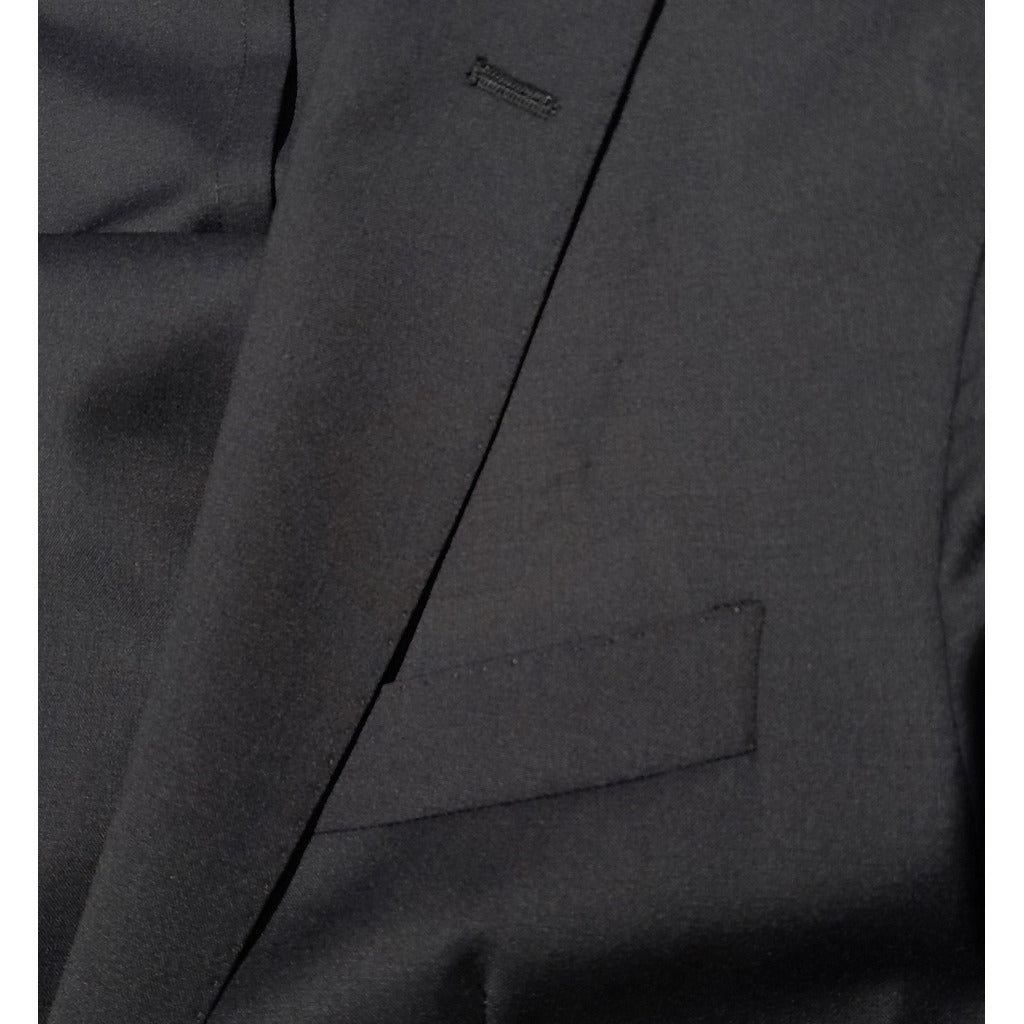 Loro Piana Tessuto – blue virgin wool suit – close-up of lapel and welt pocket