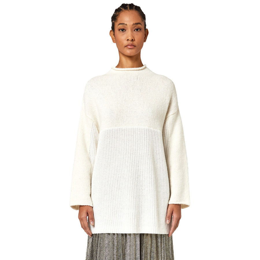 Alpha Studio – Match Yarn Oversized Sweater – Front view of white sweater worn with a pleated skirt