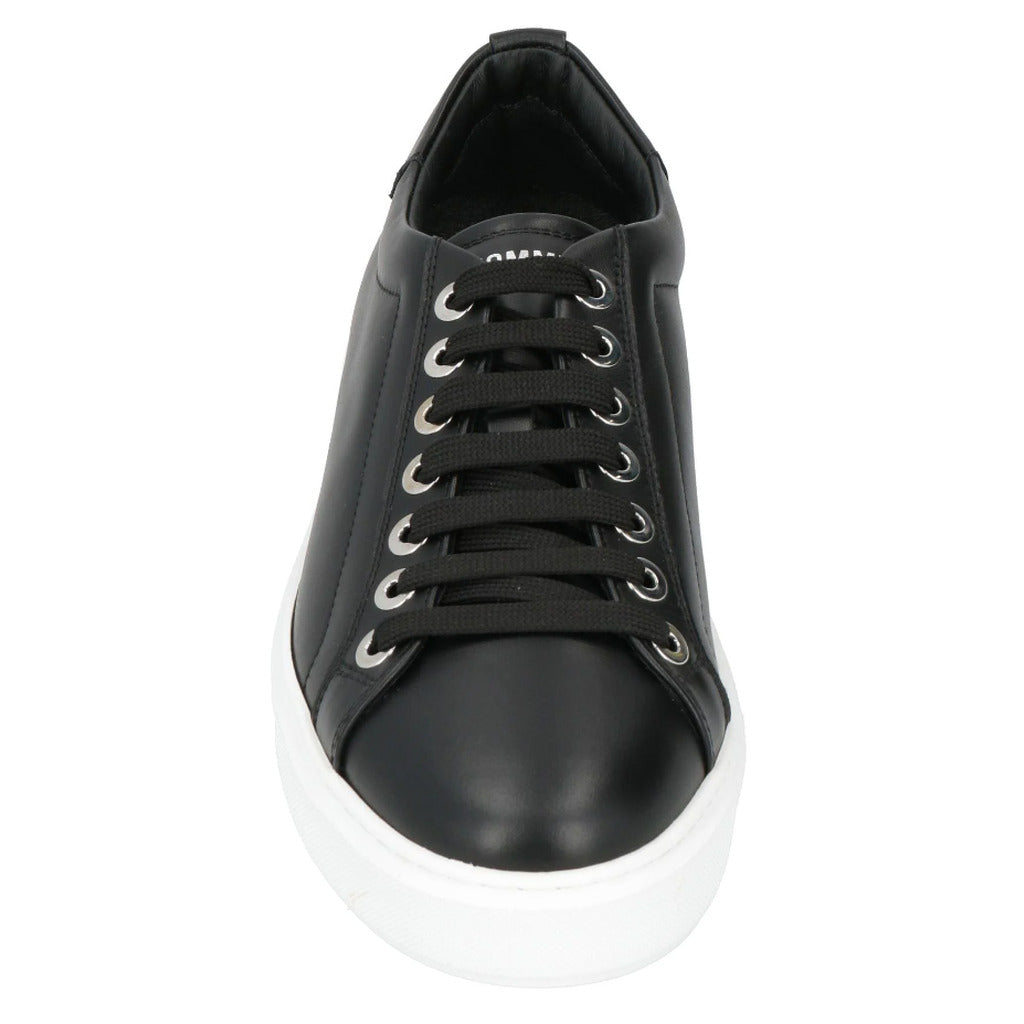 Les Hommes – M Tesinice Low-Top Sneakers in Black – Straight-on view of laces, toe and white sole
