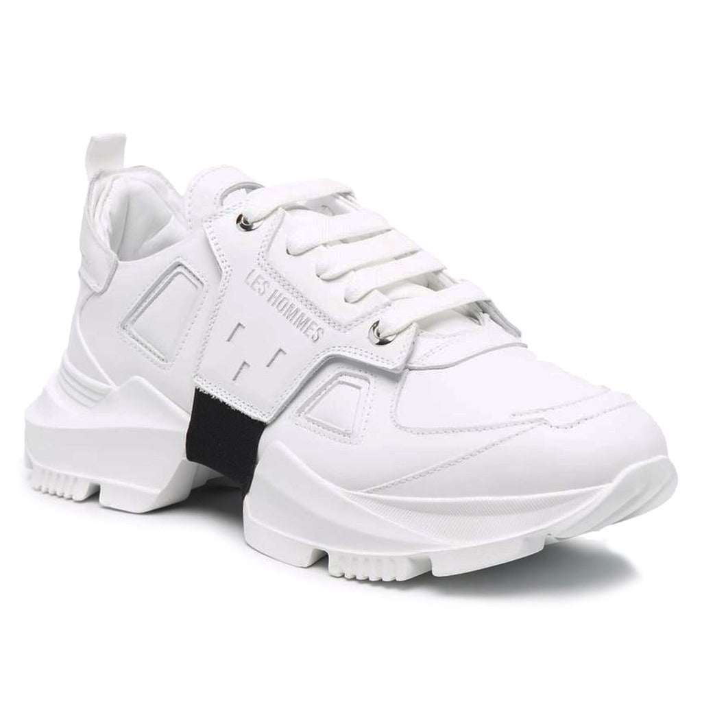 Les Hommes – Low-Top Trainers in White Calfskin – front three-quarter view with laces